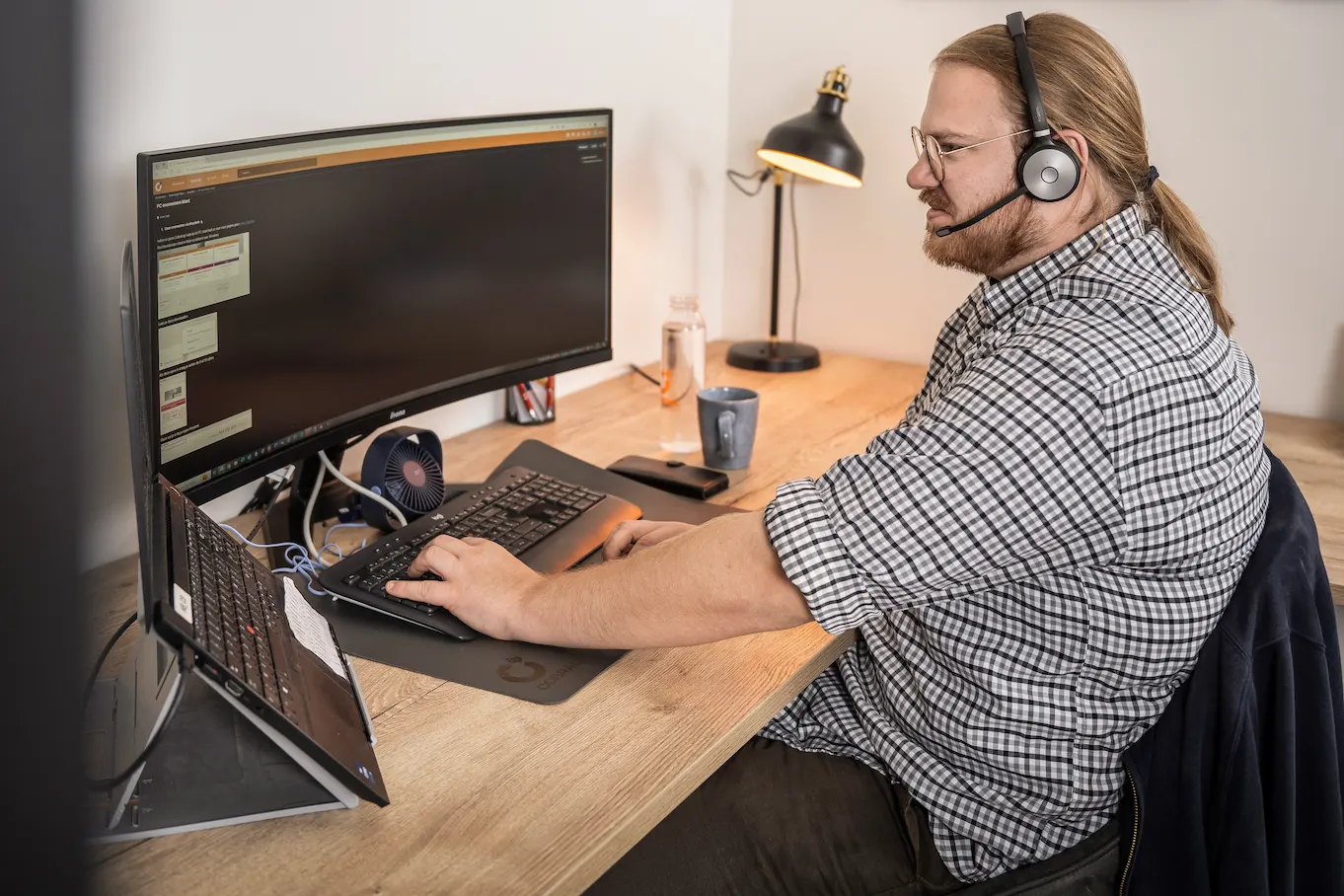 Werknemer van Cobral aan het werk