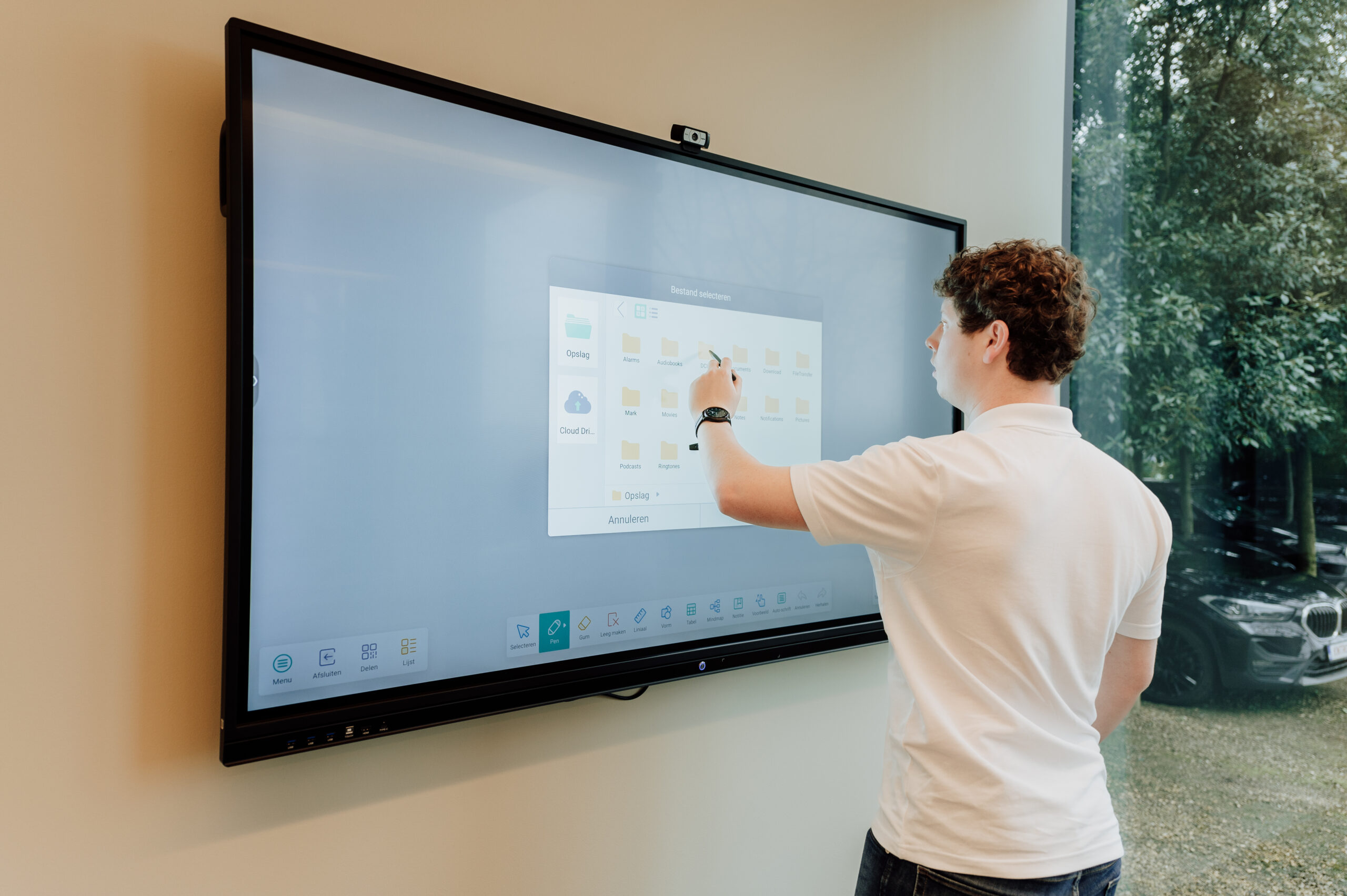 Werknemer aan het werk op zijn computer
